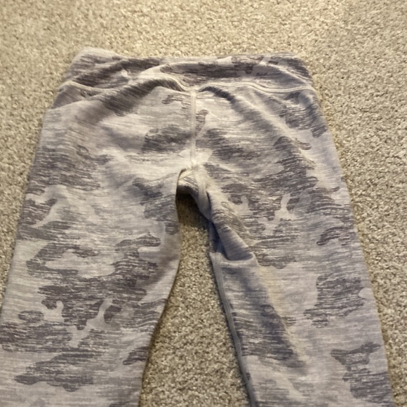 Lightly used good quality white and grey camo athelta leggings girls L/12 - Picture 4 of 4